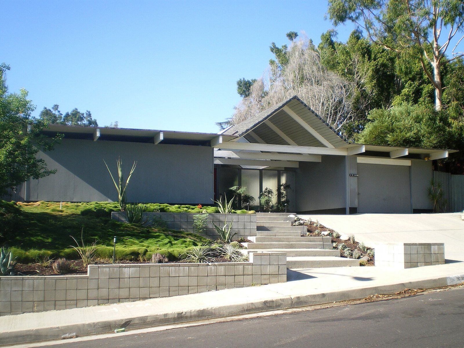 An Eichler home in Granada Hills with a low gabled entry and flat roof, a Wikimedia Commons photograph in the encyclopedia of Mike Kobeissi