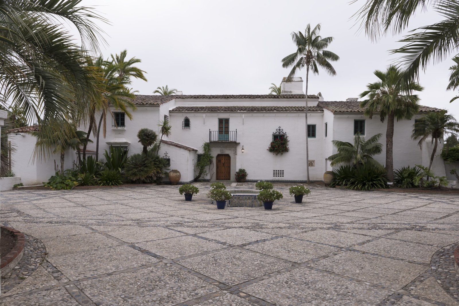 The courtyard of Casa del Herrero in Montecito, a white Spanish Colonial Revival house wit, a Wikimedia Commons photograph in the encyclopedia of Mike Kobeissi