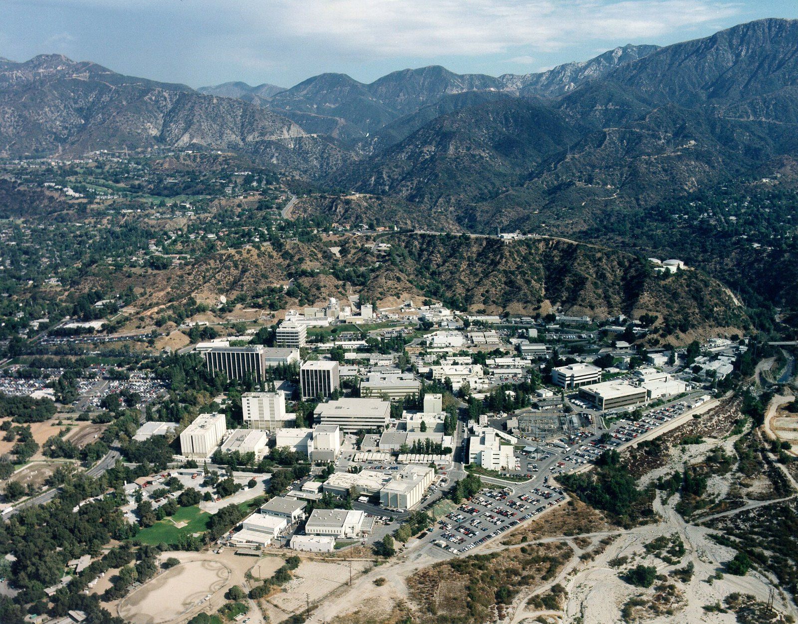 The Jet Propulsion Laboratory campus spread below the San Gabriel Mountains, a Wikimedia Commons photograph in the encyclopedia of Mike Kobeissi