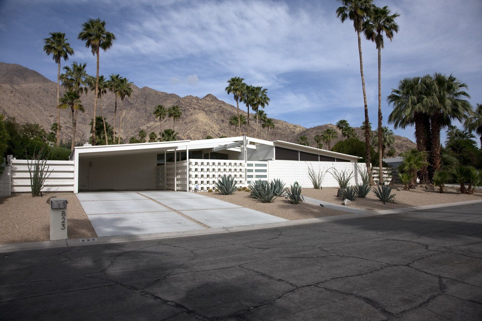 A low white mid century modern house with a carport and breeze block screen below the moun, a Wikimedia Commons photograph in the encyclopedia of Mike Kobeissi