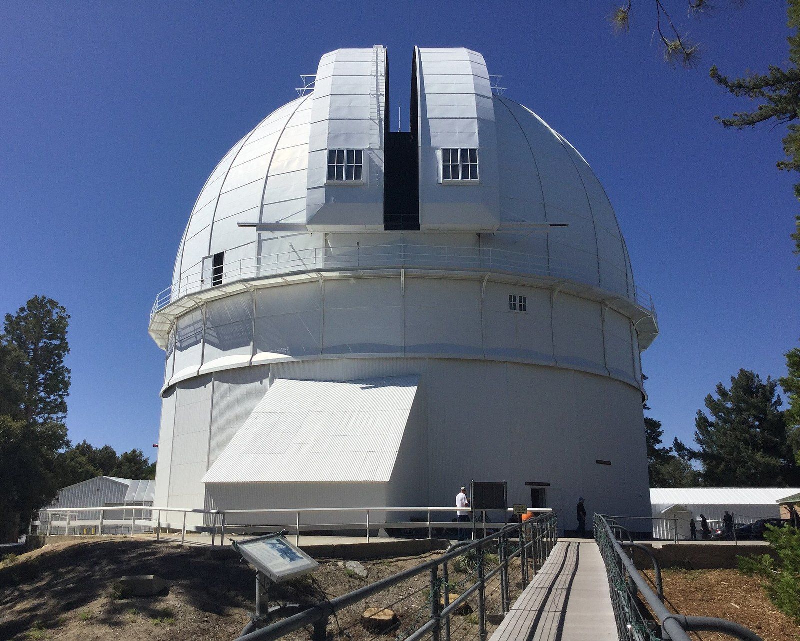 The white dome of the 100 inch Hooker telescope on Mount Wilson under a blue sky, a Wikimedia Commons photograph in the encyclopedia of Mike Kobeissi