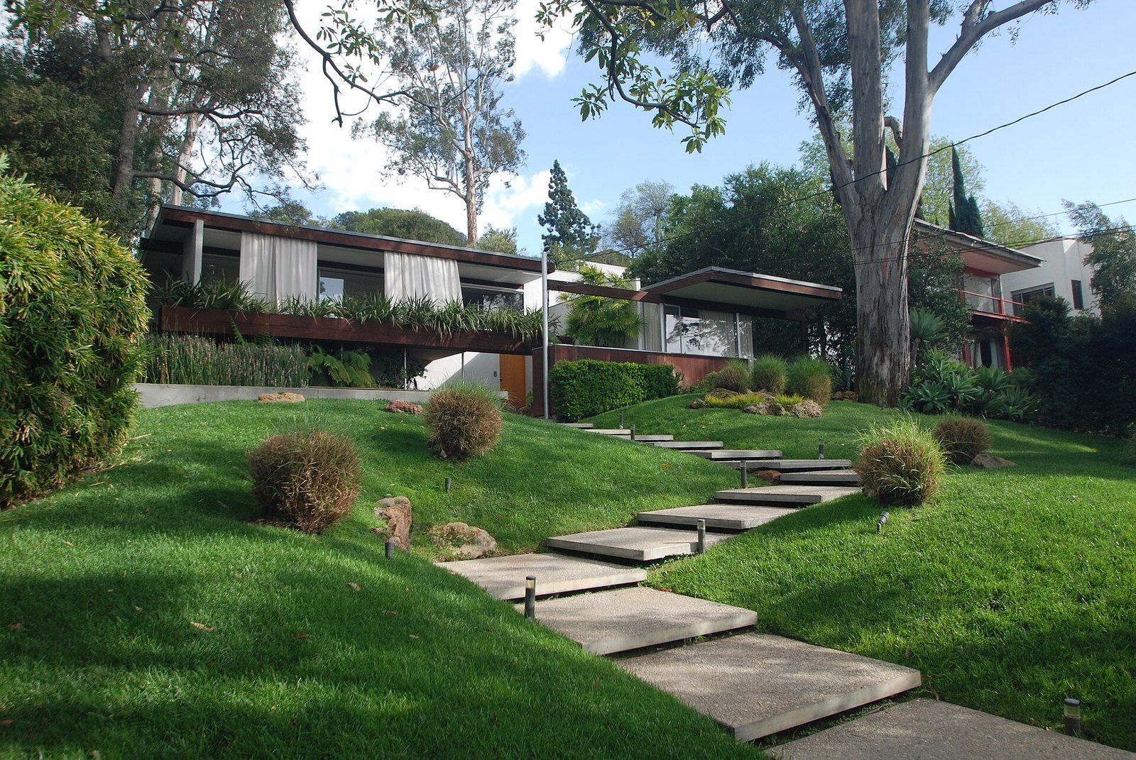 The Ohara House, a low modern house above a lawn with stepping stones, a Wikimedia Commons photograph in the encyclopedia of Mike Kobeissi