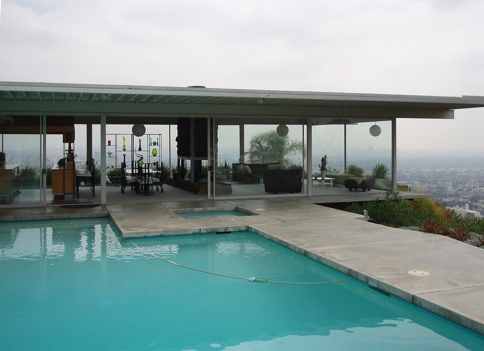 The Stahl House of the Case Study program, a glass and steel house with a pool above Los A, a Wikimedia Commons photograph in the encyclopedia of Mike Kobeissi