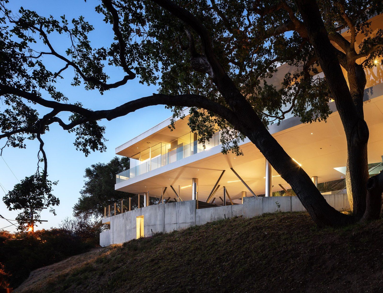 The Oak Pass Residence, a long glass and concrete hillside house in Beverly Hills lit at d, a Wikimedia Commons photograph in the encyclopedia of Mike Kobeissi
